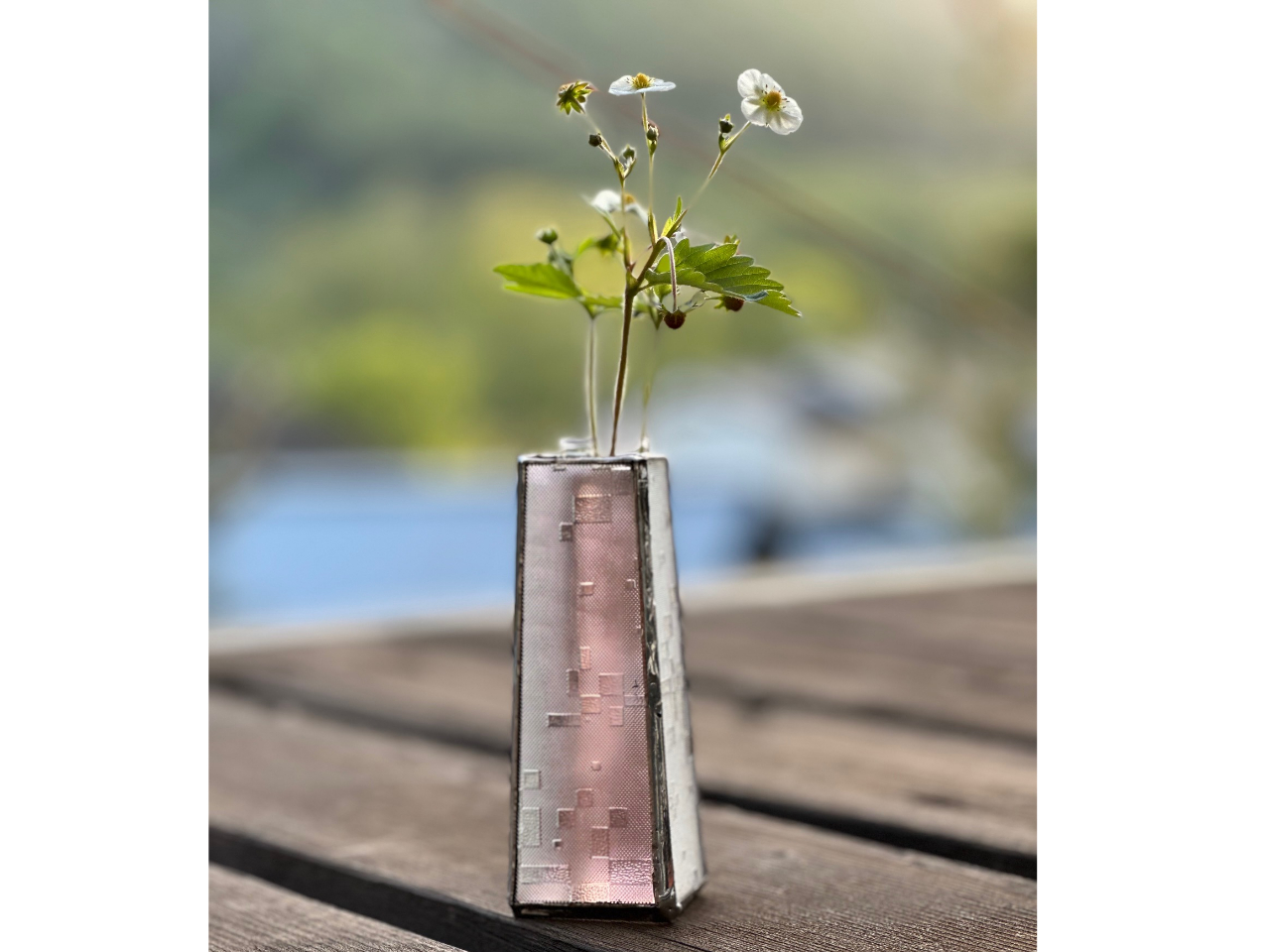 大人気♪ 大変に貴重な昭和のレトロガラスを使った一輪挿し♪