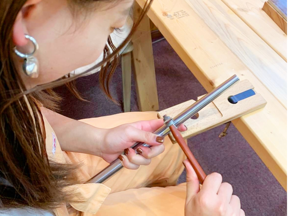 スタッフが一緒にお手伝いするので、手作業が苦手なお客様でも安心して指輪作りが体験できます