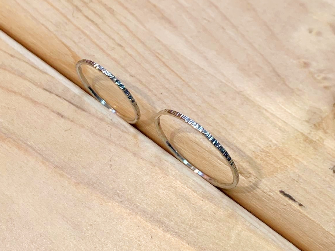 wւ̕\ʂɂD݂̉H{āÃIWi𐧍ł܂