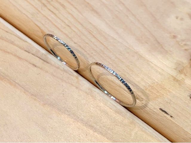 指輪の表面にお好みの加工を施して、自分だけのオリジナルを制作できます