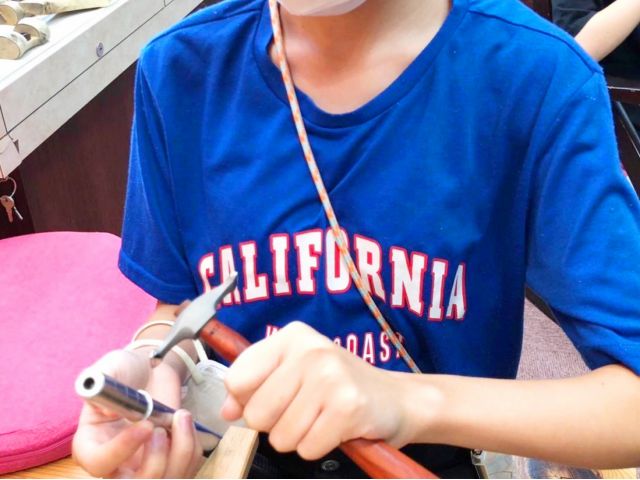 親子でお越しの小学生のお子様。子どもさんでも簡単に指輪づくりが出来ます