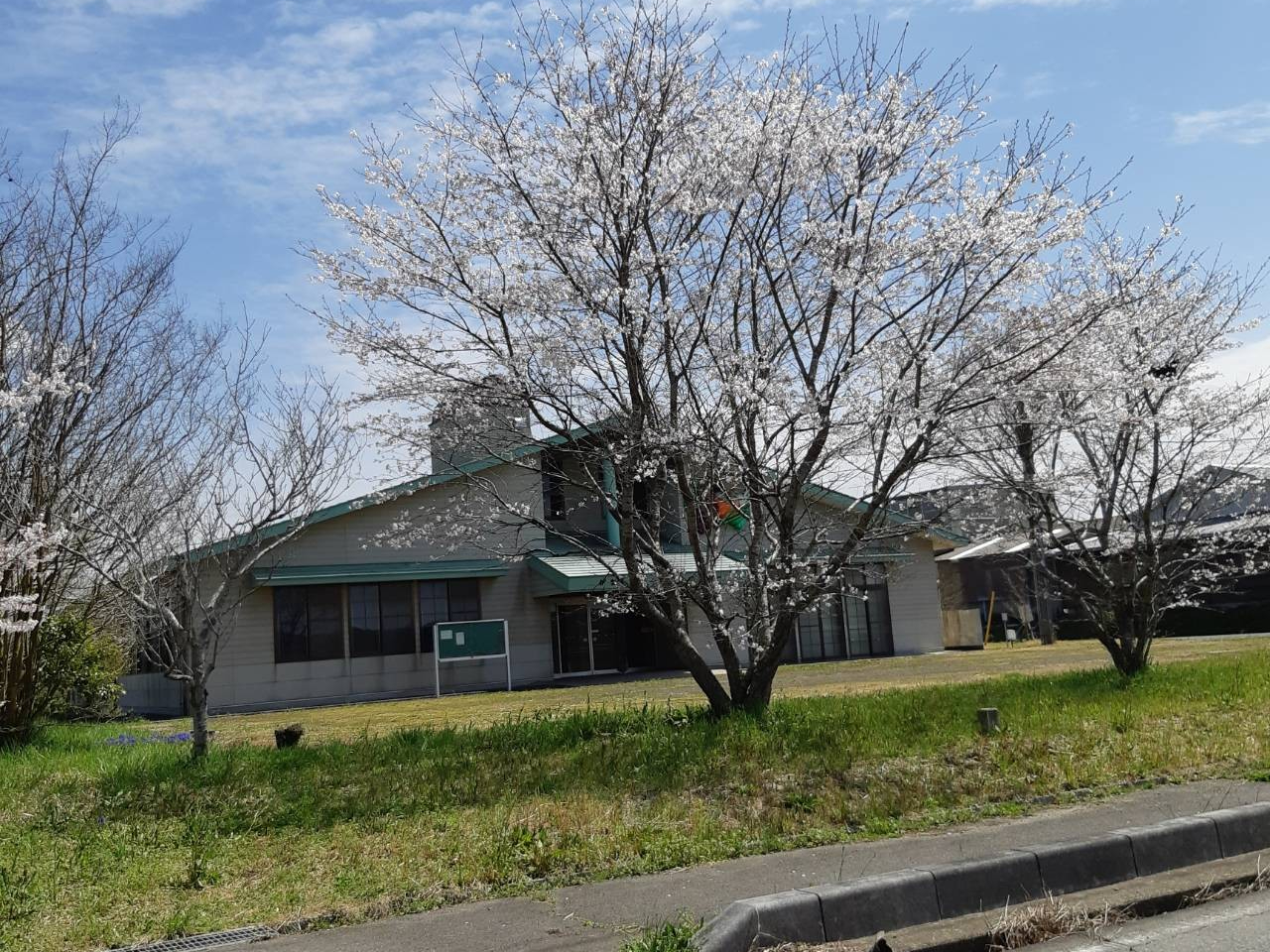 伊賀農村ふれあいセンターの外観です。名阪国道治田インターから大内インターから3〜4分で到着します。隣は無料で利用できる公園と駐車場があります。