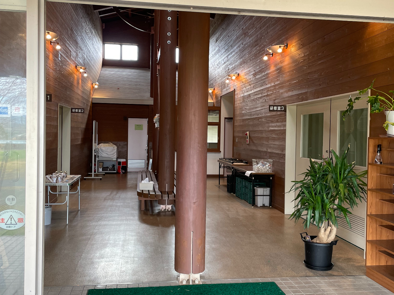 LȔi̒Ɍ̃Z^[ł́ALXƂr[3{̊ے̋ԂɓXƂтAFlz҂Ă܂B