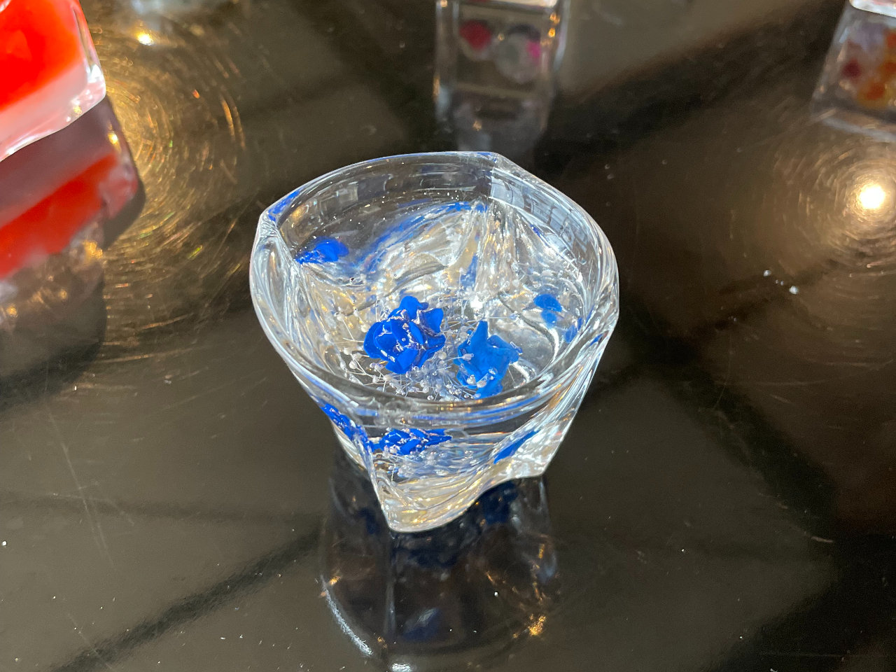 固まるハーバリューム。一点物のガラス工房作品を使って製作します。完全に固まるまでに時間が掛かります。後日ご指定住所に発送いたします。