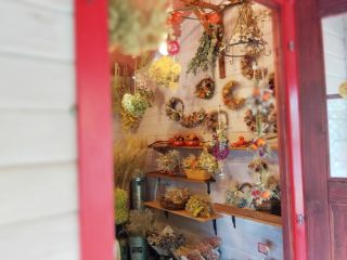 店内写真です。ドライフラワーのリースやスワッグが揃っています。