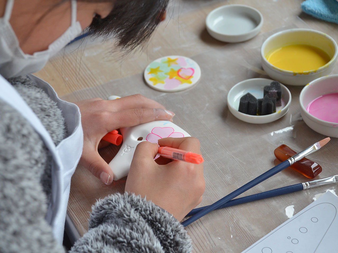 C30〜40分ほど待っている間に絵付けを行います。絵付けは2種類(スタンプ・油性ペン)から選べます。※絵付けするのは職人が製作した楽器に行います。