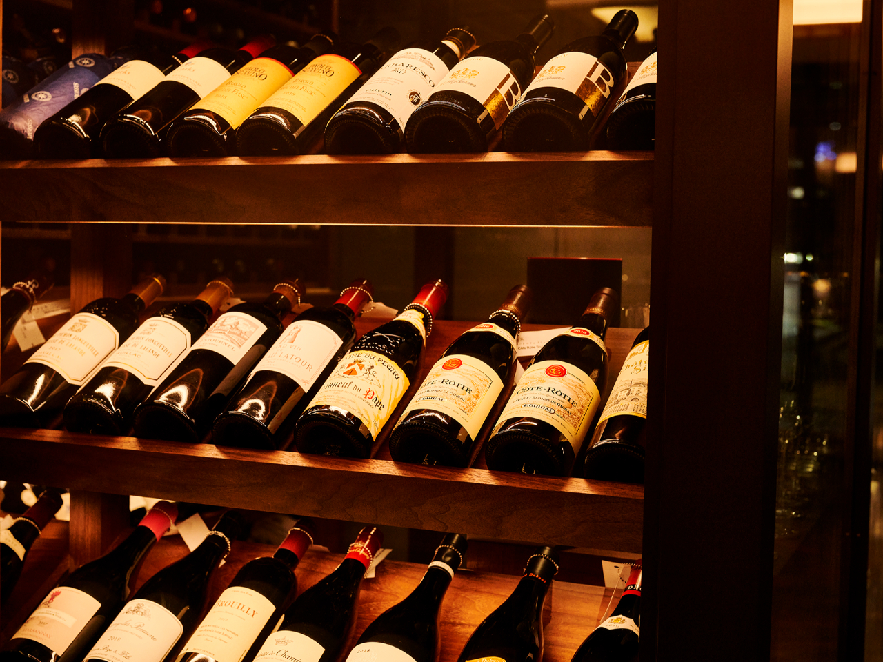 VjA\GEeIєC170500{pӂĂ܂BKX̘Hʂ猩AɈ͂܂ꂽԂɐS点āB