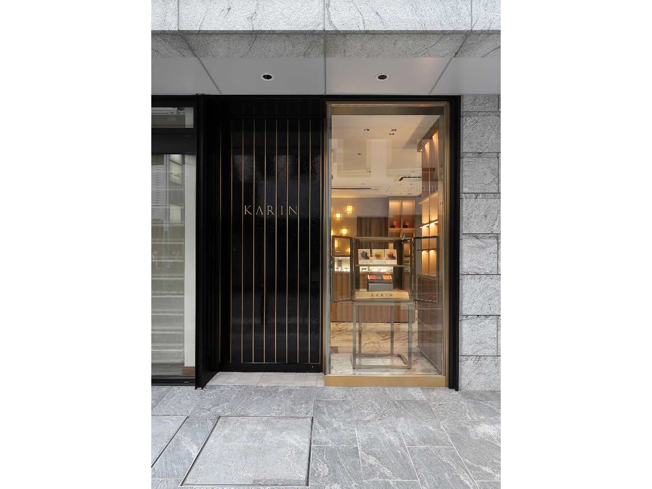 KARIN店舗の外観です♪