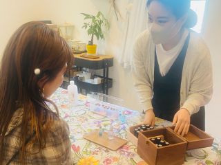 アロマのブレンド作業はアロマ有資格者が丁寧にサポートさせていただきます。妊娠中や小さなお子様がおられる方には、使わない方がいい精油もありますのでご相談下さい。