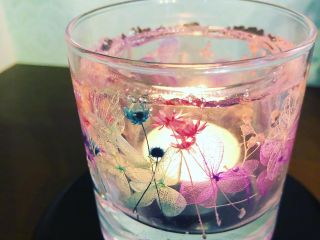 あかりを灯すと植物のシルエットがゆらゆら揺れて癒し効果を感じます