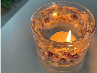 あかりを灯すと天然石から透過した光がゆらゆら揺れて癒し効果を感じます