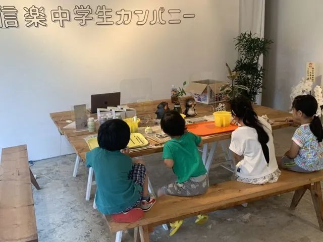 絵付け体験風景。