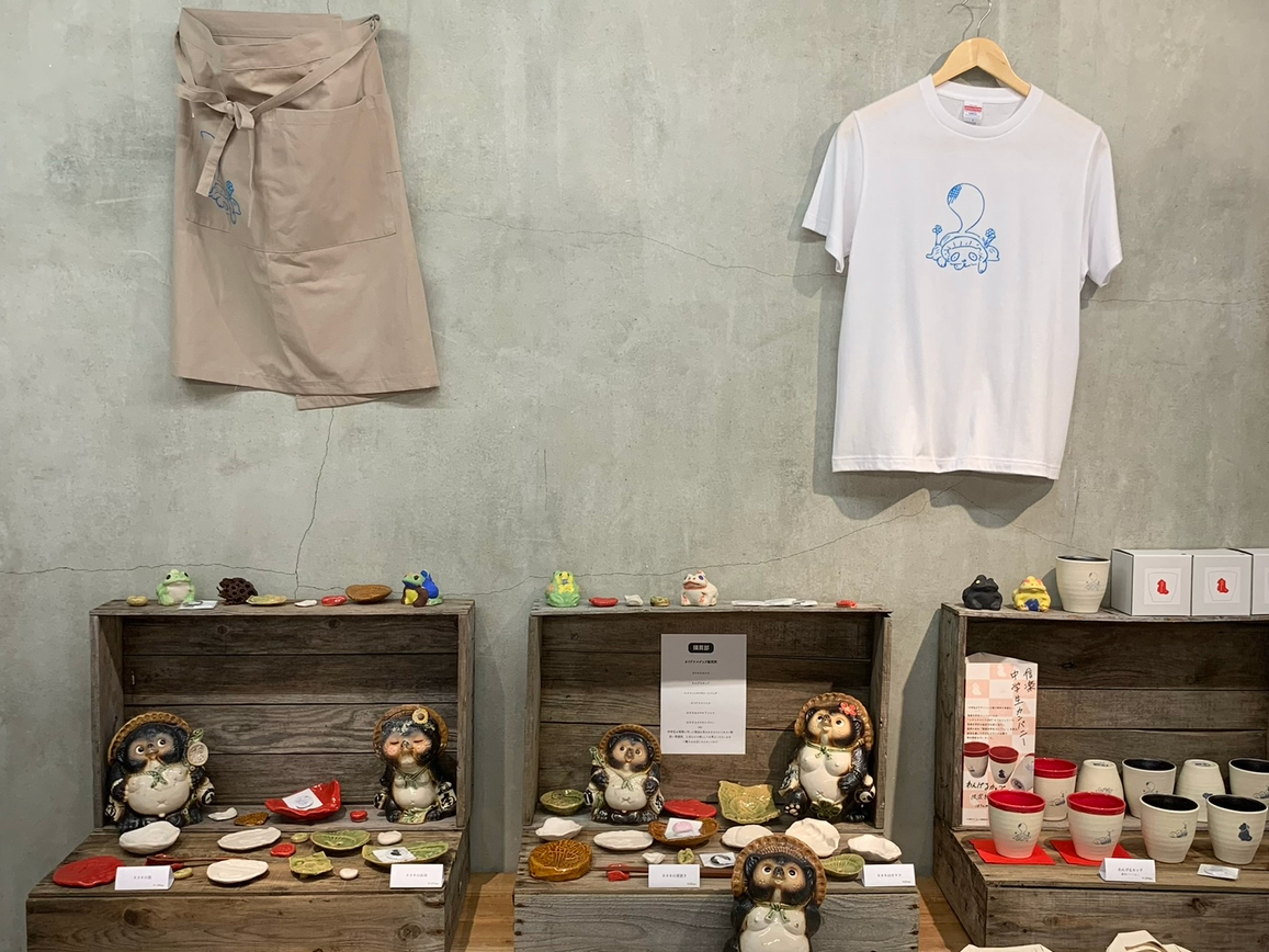 中学生が製造したオリジナルグッズも販売しております。