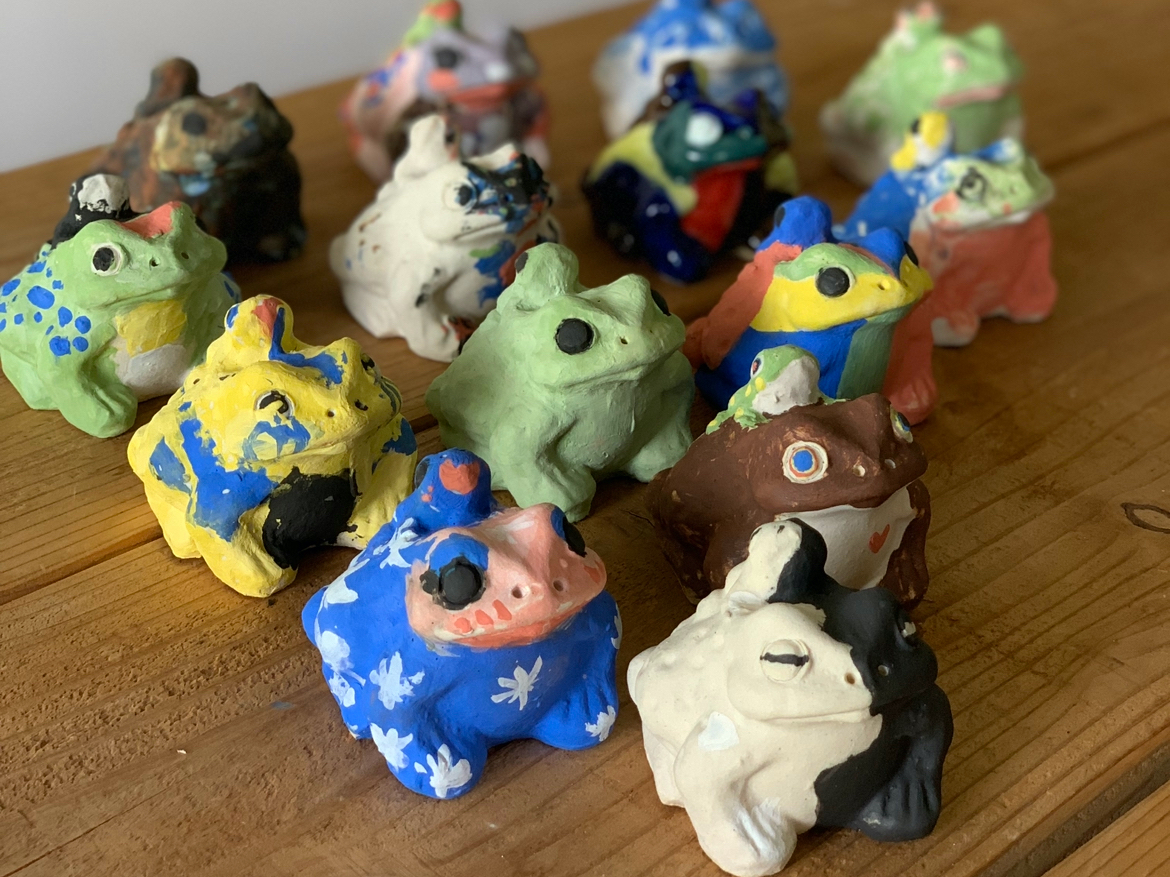 実際に完成したカエル。(マット釉薬使用)