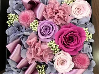 大人なピンクパープル系です。元気の出るオレンジ黄色系も選べます。