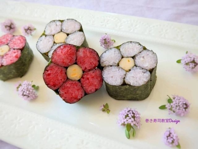 可愛いお花の巻き寿司は大人気!
