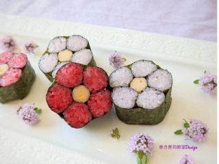 可愛いお花の巻き寿司は大人気