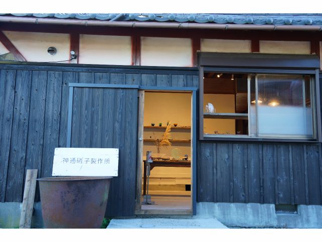 ショウルームの入り口です。私達が普段作っているガラスを見ることもできます。畳になので、疲れたらゴロンとされても大丈夫です!!