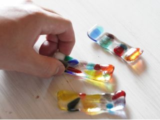 箸置き(7p×2.5p)を新しく導入しました。色々遊べるように少し大きめの箸置きです。2個制作して頂けます。