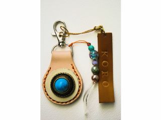 オプション(550円プラス)として、お好きな文字を6文字まで打刻経験出来ます。プレゼント相手のお名前を入れみては? ビーズアクセも550円のオプションです。