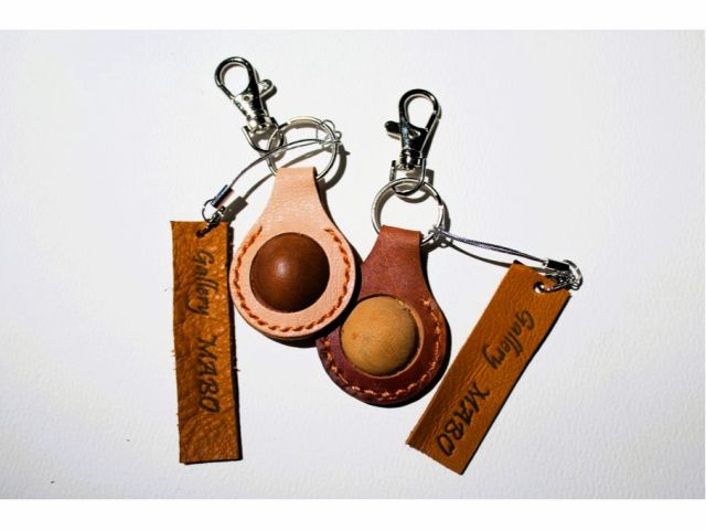 写真中のアイテムは(本体2200円)と(オプション 革製タグ6文字まで打刻可能 550円)の物です。体験者が12歳以下の場合は親御様の手伝いが必要です。