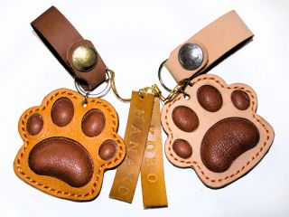 オプションとしてビーズストラップと6文字まで打刻出来る革製タグをご用意しました。(各550円)