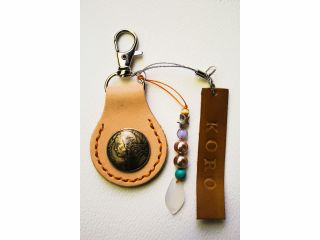 オプション(550円プラス)として、お好きな文字を6文字まで打刻経験出来ます。ワンちゃんネコちゃんの名前やご自分のイニシャル、プレゼント相手のお名前を入れみては