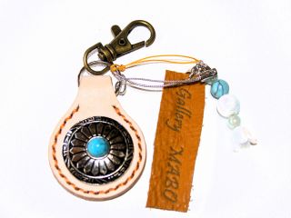 写真中のビーズアクセサリーと革製タグ(ご自分で6文字まで打刻可能)は、オプション価格 (各550円)です。