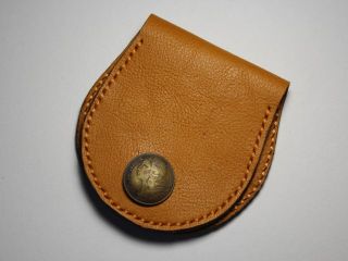 写真中のコンチョ(コインのボタン)はオプション(550円)で、通常は普通のボタンになります。