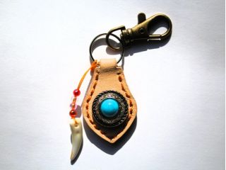 写真中のウルフボーン付きアクセサリーはオプション(550円)になります。キーホルダーサイズは本体長さ約5cm