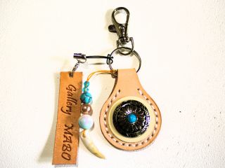 写真中の革製タグ(6文字まで打刻可能)と、ウルフボーンのアクセサリーはオプションです。各550円になります。