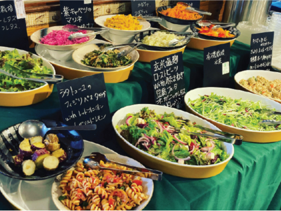 季節のお野菜を充実のサラダバーで食べ放題