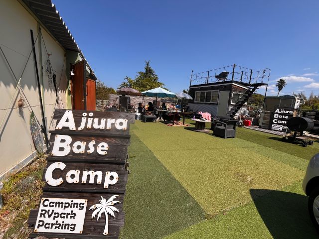 この看板が目印です。こちらキャンプサイト&パーキングです