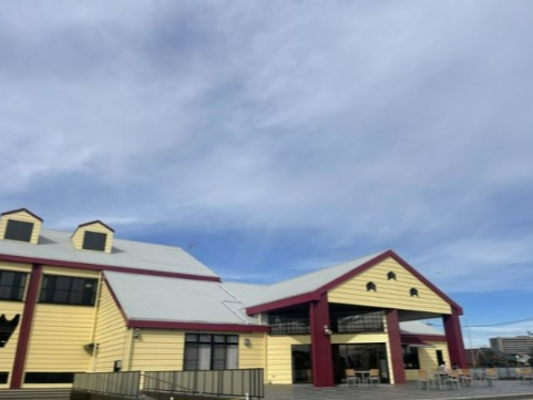 大屋根広場(バーベキュー場)は、川越市グリーンツーリズム拠点施設(農業ふれあいセンター)の敷地内にございます。 駐車場も完備!