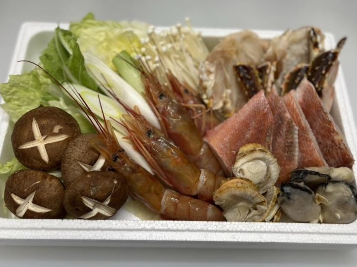 海鮮鍋セットAの盛り合わせ一例です。(魚介類や野菜の入荷状況によって内容が変更になる場合があります)