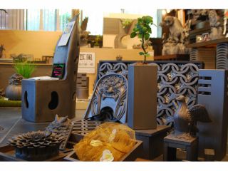 ギャラリーで受付し、係りの者がすぐ横の鬼瓦工場へご案内します。