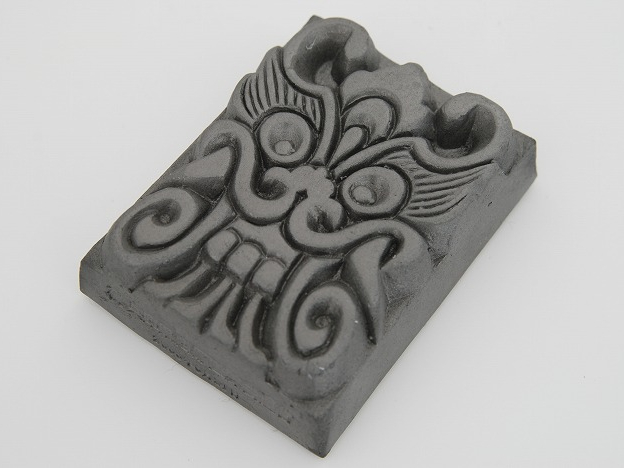 始まりはこのいぶし銀の鬼瓦!これはこれで渋い色合いです。