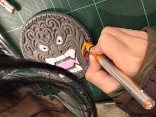 瓦コースターにも絵付けができます。アクリルマーカーで絵付け体験後はすぐにお持ち帰りいただけます。