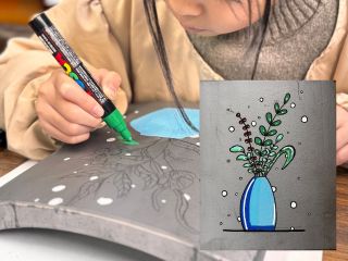 屋根用の、のし瓦という長方形の瓦に絵を書き、絵付けをする体験です。