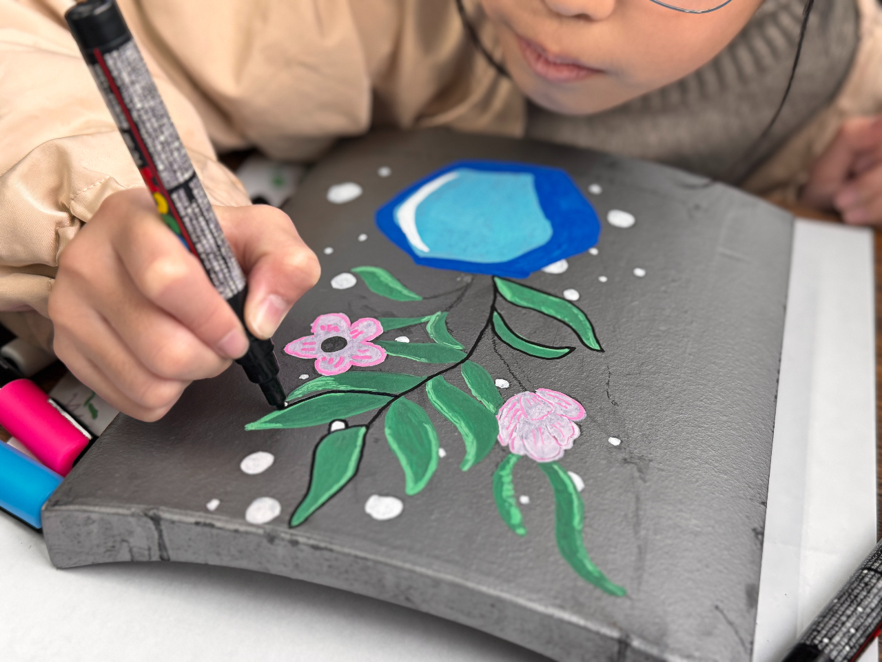 Ԃ̔wiɂ}[J[y̑N₩ȐFf܂B