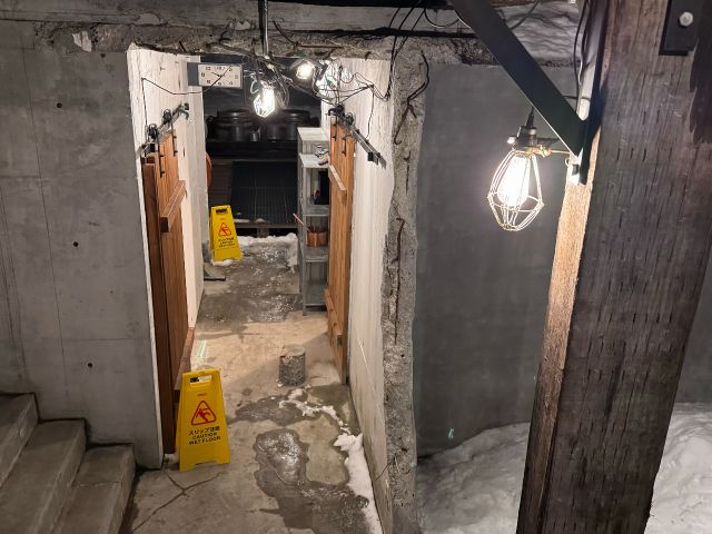 サウナ室入口(左電気、右薪)。奥に水風呂と外気浴エリアがございます。