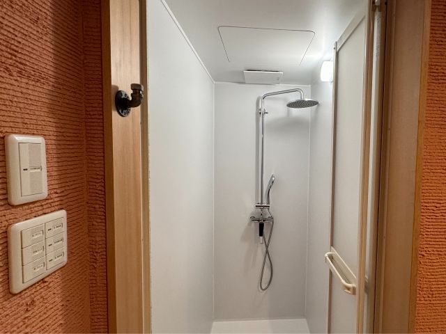 シャワールームです、男女各部屋に3室ずつございます。全身洗えるシャンプーもございます(無料)。水流の変換も可能ですのでお好みの設定でご利用ください。