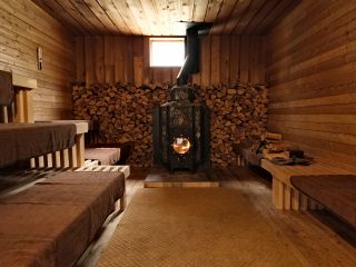 薪ストーブサウナ。ご自身で自由に薪(まき)をくべることができます。もちろんロウリュもできます。