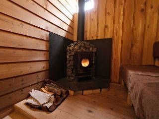 小型のかわいい薪ストーブサウナです。ご自身で自由に薪(まき)を燃やしていただけます。もちろんロウリュもできます。