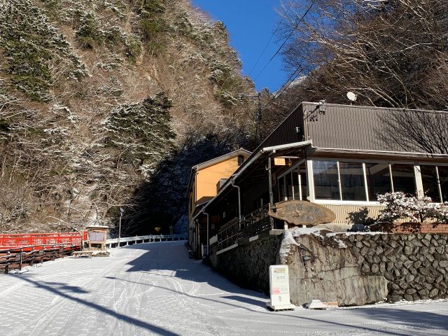 温暖な静岡ですが当店は標高950mに位置しています。冬は雪景色も楽しめます。
