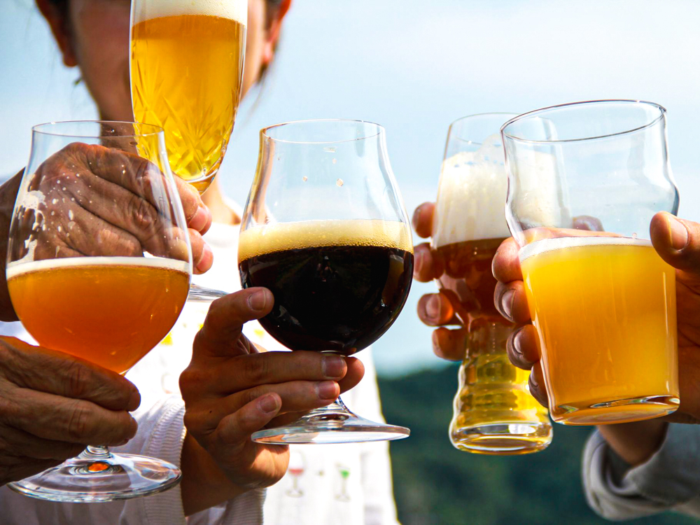 ★地ビールのお土産付き★【工場見学+4種のクラフトビール飲み比べ】~工場併設のビ...