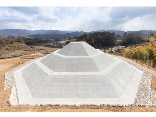 天皇家の墓を象徴する八角形墳。飛鳥時代に史上初めて二度天皇として即位した女帝・皇極(斉明)天皇の墓であるとされています。ガイドの案内で内部までご覧頂けます。