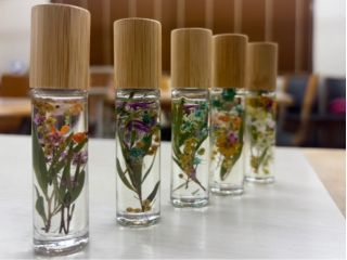 香るハーバリウム アロマロールオンオイル 香油タイプを作成します!とっても綺麗ですよ