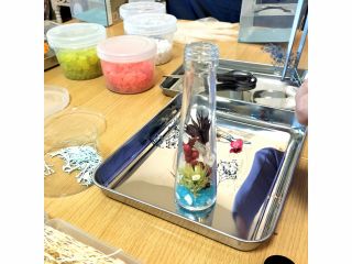 お花の色の組み合わせが自由です。この作品は多種類の花をいれていますが色のバランスを考えながら制作するといいですよ。瓶の底に蓄光を敷き詰めると夜も楽しい。