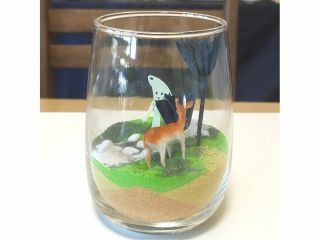 色と砂でつくった小さな大地に、 動物や妖精がそっと佇むミニチュアの世界。 見る角度によって表情が変わり、 眺めるたびに物語が広がる作品です。 完成後はそのままお